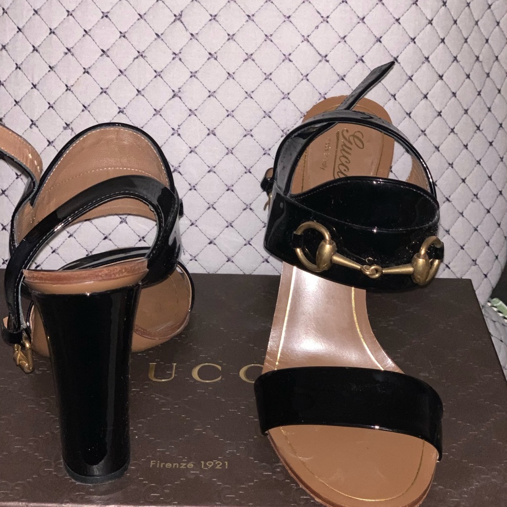 Gucci Black Patent Leather Block-Heel Sandals with Gold Hardware - Picture 2 of 10